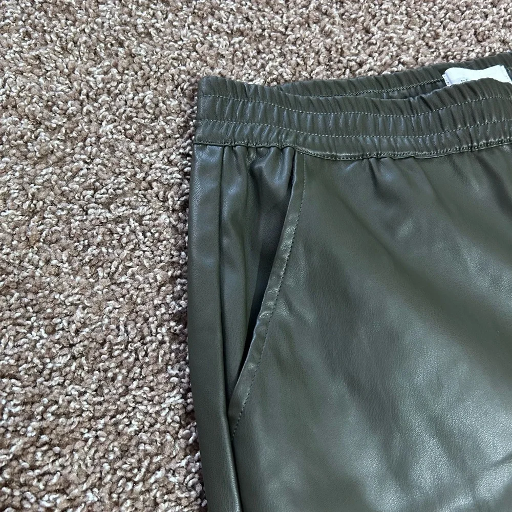 Dear John Olive Green Faux Leather Jogger‎ Pants Women’s Size M Pull On
